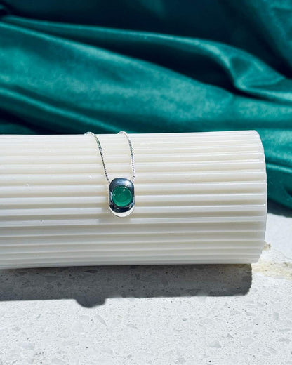 Bold curve necklace