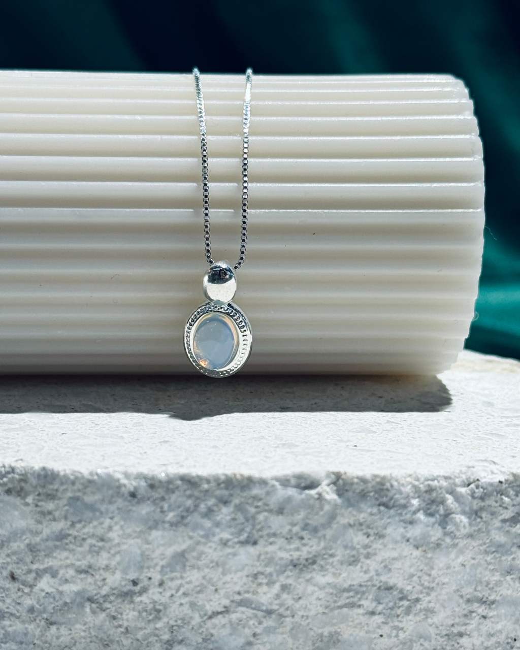 Minimal Paloma necklace