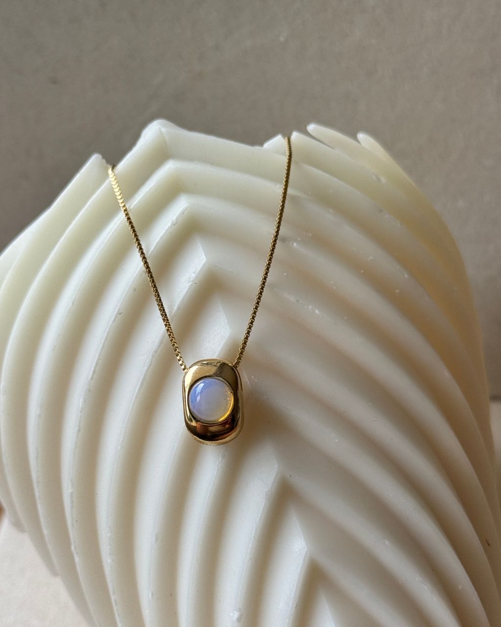 Bold curve necklace | gold